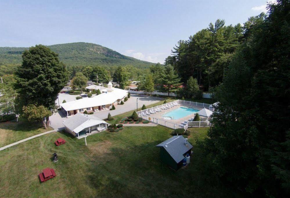 Colonel Williams Resort And Suites Lake George Exterior photo